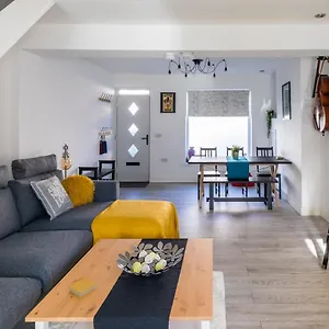 The Hollywood - Beautiful 3 Bedroom House Cardiff