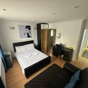 3 Luxury En-suite Bedrooms Privatunterkunft