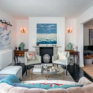 Stylish & Spacious Center Georgian Townhouse Bath